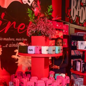 Entre polêmicas e ostentação, MC Mirella reafirma seu estilo ousado e protagoniza uma das festas mais comentadas do ano