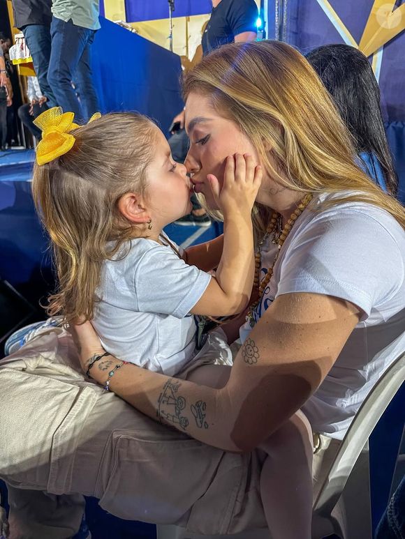 Após fim do casamento com Zé Felipe, Virginia Fonseca esteve com as filhas em evento religioso e web pediu: 'Que tudo o que for lançado contra você e sua família seja quebrado, e que chegue até você apenas aquilo que vier do Senhor'