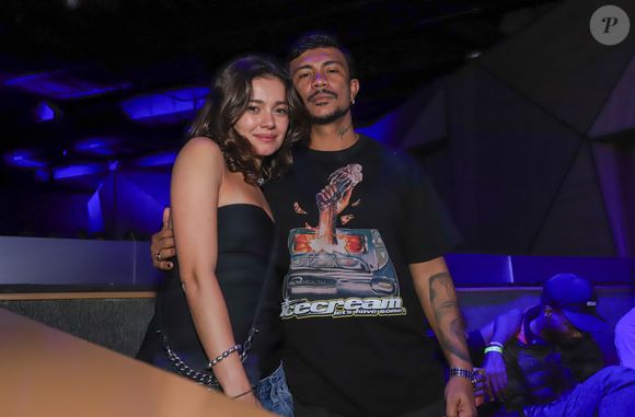 Os dois estavam separados desde o Carnaval deste ano e, durante a apresentação, não esconderam o amor para as lentes dos fotógrafos.