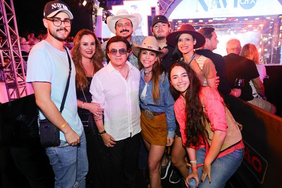 Chitãozinho em foto de família: os filhos Allison (atrás do cantor, de chapéu de cowboy), Aline (de saia marrom) e Enrico (de blusa clara), a mulher, Márcia (à esquerda do irmão de Xororó), Ana Beatriz (namorada de Manoel, neto do artista, de blusa rosa), e Raisa Tonaco (mulher de Allison, à direita da foto)