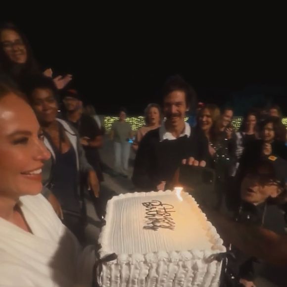 Comemoração de Paolla Oliveira começa às 5h da manhã e inclui bolo surpresa durante gravação de projeto