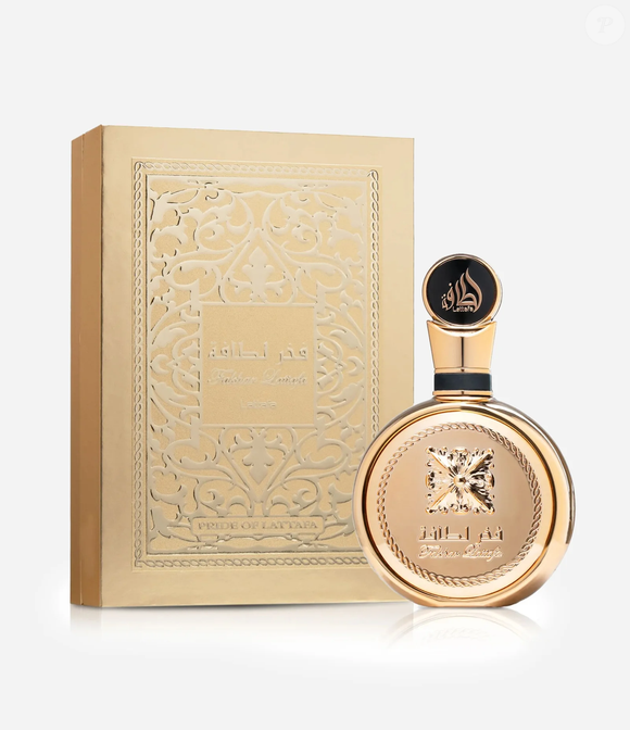 O frasco Fakhar Extrait Gold, da Lattafa também merece destaque. Com acabamento dourado metálico espelhado, ele reflete a proposta de luxo da fragrância e reforça sua identidade intensa, luminosa e poderosa