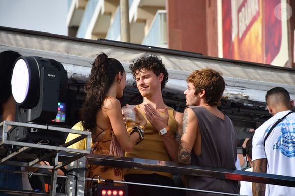 Neste sábado (14), Bruna Marquezine e Shawn Mendes participaram do trio de Ivete Sangalo com Sasha Meneghel e João Lucas