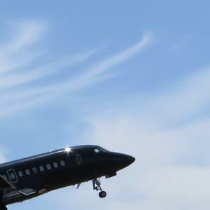 O jato particular de Neymar, avaliado em cerca de R$ 250 milhões, permaneceu cinco dias estacionado no Aeroporto Costa Esmeralda, em Porto Belo, e paga uma taxa de pernoite de R$ 1.060, valor comparável à diária de hotéis de luxo da região, segundo o ND Mais