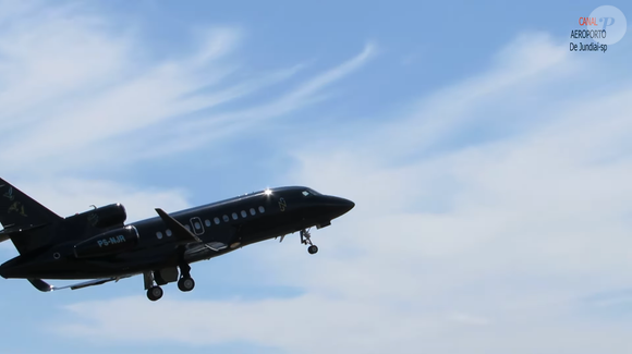 O jato particular de Neymar, avaliado em cerca de R$ 250 milhões, permaneceu cinco dias estacionado no Aeroporto Costa Esmeralda, em Porto Belo, e paga uma taxa de pernoite de R$ 1.060, valor comparável à diária de hotéis de luxo da região, segundo o ND Mais