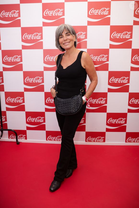 Lollapalooza 2026: Gloria Pires escolheu a boa e velha regata básica com uma calça confortável para o evento
