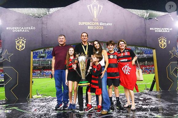 Técnico do Flamengo, Filipe Luís e Patricia Kasmirski, e os filhos: ex-lateral busca o primeiro título internacional como treinador na final da Libertadores 2025