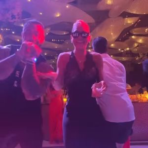 Virginia Fonseca na pista de dança do casamento após a troca de seu vestido rosa.