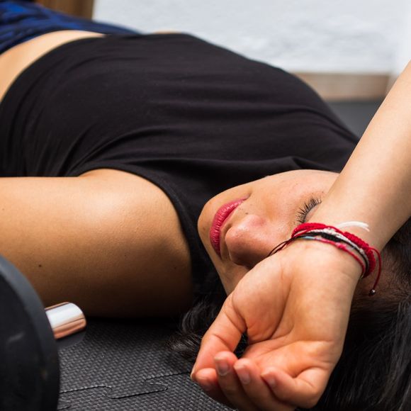 A síndrome vasovagal acontece quando o corpo reage de uma forma exagerada a algum estímulo, fazendo com que a pressão arterial e os batimentos cardíacos caiam rapidamente