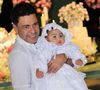 Zezé Di Camargo deu colo para a filha caçula, Clara, no batizado da bebê