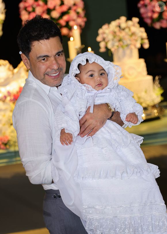 Zezé Di Camargo deu colo para a filha caçula, Clara, no batizado da bebê