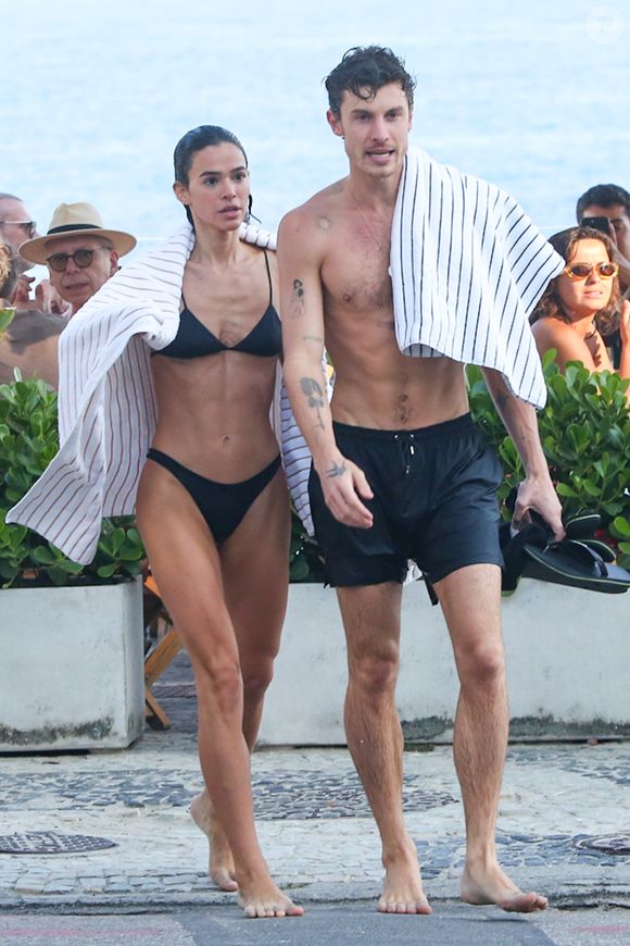 Shawn Mendes surpreende ao falar português em vídeo ao lado de Bruna Marquezine e repercute na web
