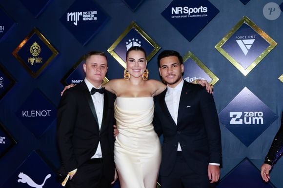 Deolane Bezerra prestigiou o leilão beneficente de Neymar ao lado dos filhos