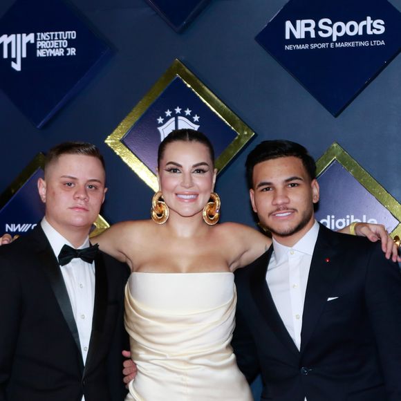 Deolane Bezerra prestigiou o leilão beneficente de Neymar ao lado dos filhos