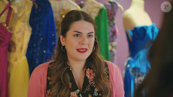 Ceyda pega Bahar de surpresa ao lhe entregar o que Yeliz havia comprado para Doruk e Nisan, na novela 'Força de Mulher' em 14 de abril de 2025