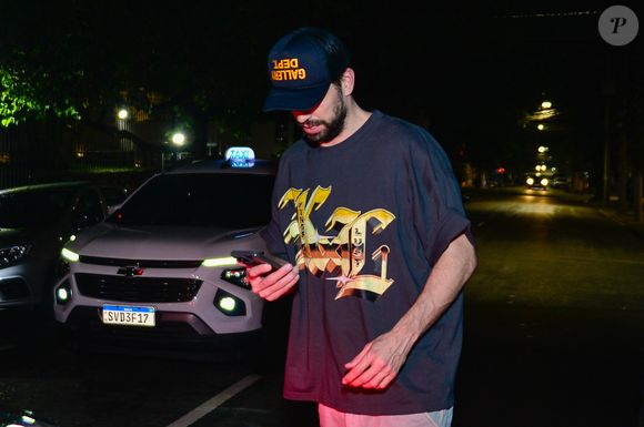 Gerard Piqué foi flagrado na porta do restaurante em São Paulo, onde aconteceu a festa