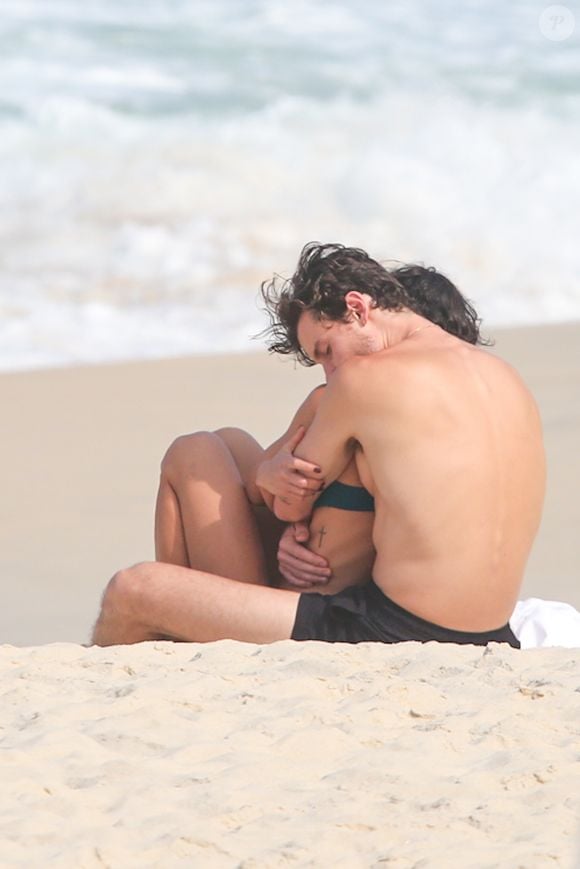 Bruna Marquezine ganhou abraço apertado e carinhoso do namorado, Shawn Mendes