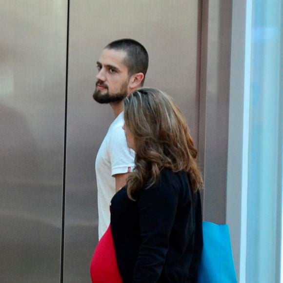 Em 2014, Rafael Cardoso apareceu com o cabelo quase raspado pela primeira vez para fazer sua próxima novela