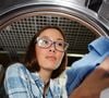 Se as roupas forem coloridas ou predominantemente em tons de preto, é uma boa ideia comprar um detergente específico