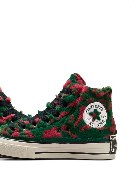 O novo Chuck 70 com cadarço da Converse prova que conforto e personalidade podem andar juntos. Com acabamento diferenciado e solado de borracha, o modelo já se tornou uma das peças mais divertidas da estação