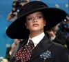 Popstar encerra o tapete vermelho em grande estilo com visual assinado por Marc Jacobs e Stephen Jones