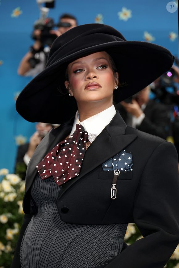 Popstar encerra o tapete vermelho em grande estilo com visual assinado por Marc Jacobs e Stephen Jones