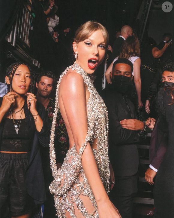 O vestido nu de Taylor Swift é Oscar de La Renta: a peça exclusiva é toda bordada 