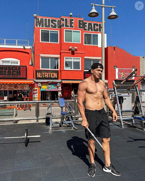 Nesta foto sem camisa, Cocielo mostrou ter transformado 100% seu corpo