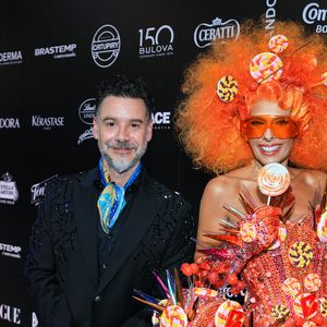 Adriane Galisteu foi ao Baile da Vogue com o marido, Alexandre Iódice