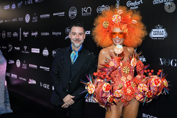 Adriane Galisteu foi ao Baile da Vogue com o marido, Alexandre Iódice