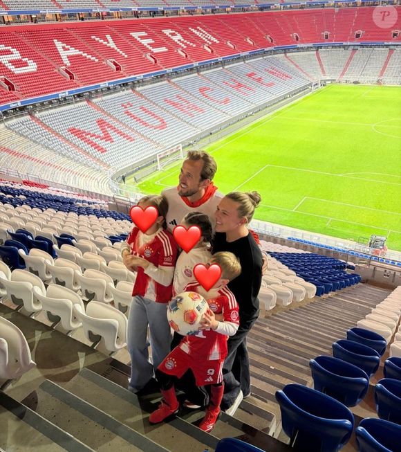 Capitão da seleção inglesa, Harry Kane é casado com Katie Goodland, sua namorada de infância. O casal atravessou o início da carreira, a fama e a mudança para a Alemanha juntos