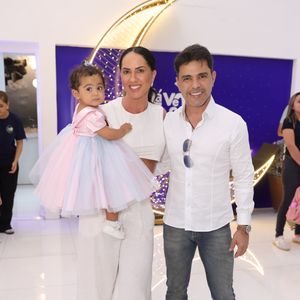 Zezé Di Camargo foi acompanhado pela mulher, Graciele Lacerda, e pela filha do casal, Clara, de 1 ano