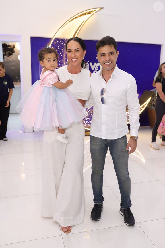 Zezé Di Camargo foi acompanhado pela mulher, Graciele Lacerda, e pela filha do casal, Clara, de 1 ano