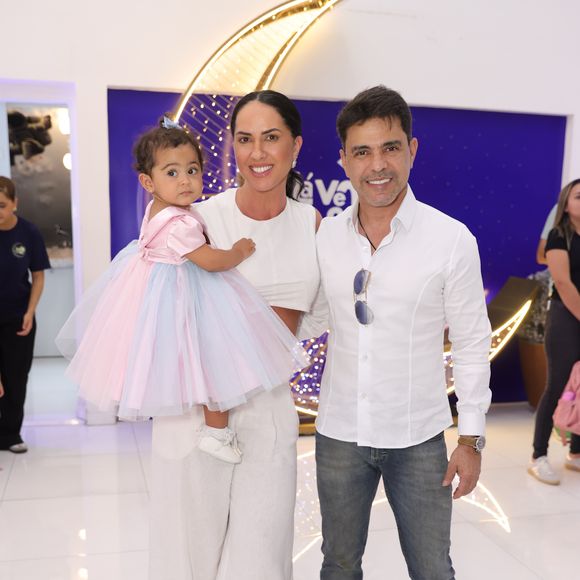 Zezé Di Camargo foi acompanhado pela mulher, Graciele Lacerda, e pela filha do casal, Clara, de 1 ano