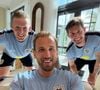 Copa 2026: equipe da Inglaterra teve itens furtados durante o trajeto Miami-Missouri ; na foto, Harry Kane, ao centro, faz selfie com Jordan Pickford e John Stones