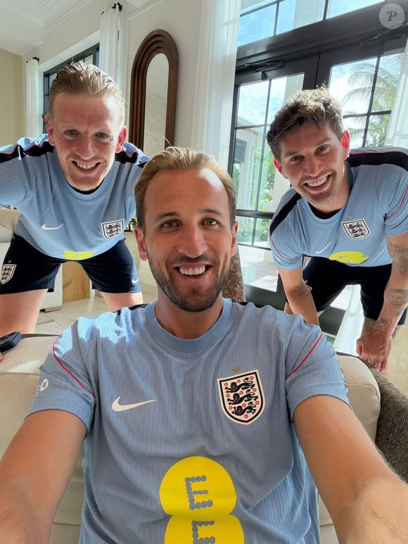 Copa 2026: equipe da Inglaterra teve itens furtados durante o trajeto Miami-Missouri ; na foto, Harry Kane, ao centro, faz selfie com Jordan Pickford e John Stones