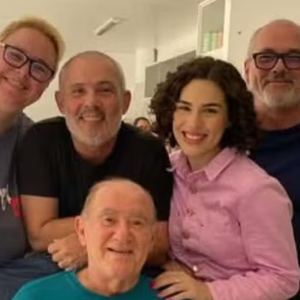 Mulher posta foto de Renato Aragão com os filhos e nega acusações polêmicas: 'Hoje, mais do que nunca, estamos juntos'