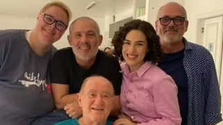 Esposa posta foto de Renato Aragão com os filhos e nega acusações polêmicas: 'Hoje, mais do que nunca, estamos juntos'