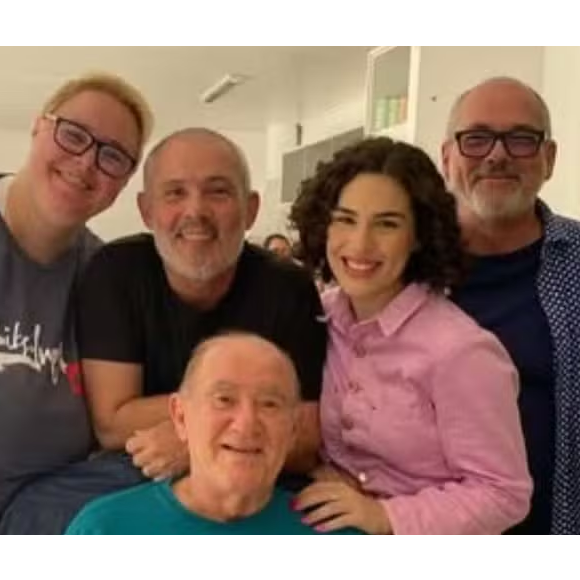 Mulher posta foto de Renato Aragão com os filhos e nega acusações polêmicas: 'Hoje, mais do que nunca, estamos juntos'