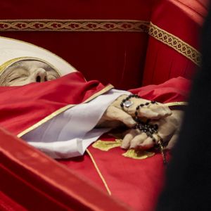 Velório de Papa Francisco: visitantes têm feito selfies com o cadáver do pontífice