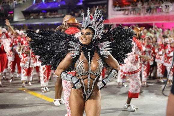 Viviane Araújo brilhou como Rainha do Salgueiro pelo 18º ano