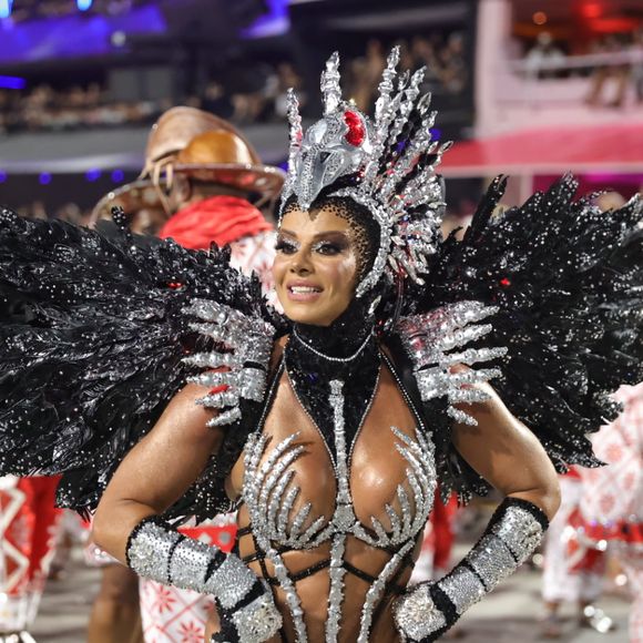 Viviane Araújo brilhou como Rainha do Salgueiro pelo 18º ano