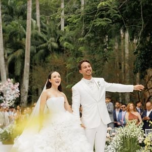 Para a ocasião, Larissa Manoela apostou num vestido branco, tomara que caia, com uma saia fofa e armada. O esposo André também combinou o look.