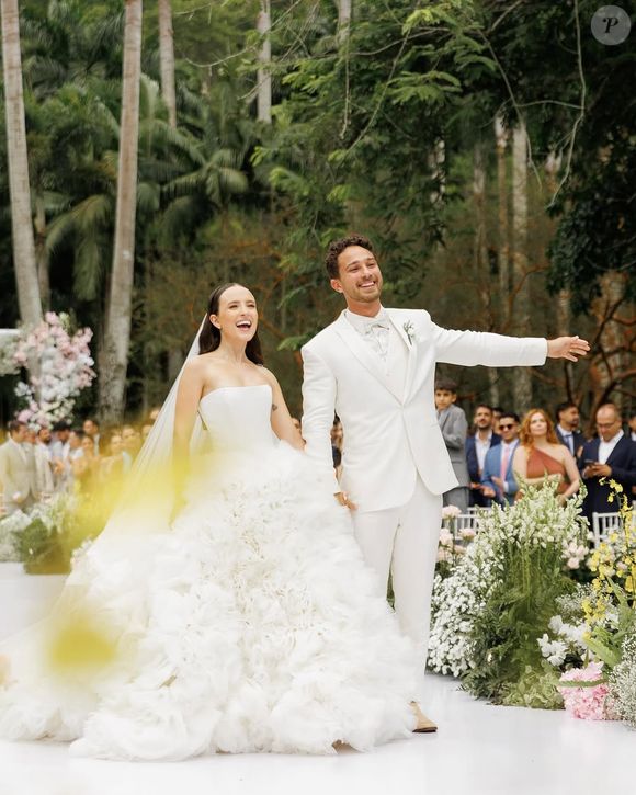 Para a ocasião, Larissa Manoela apostou num vestido branco, tomara que caia, com uma saia fofa e armada. O esposo André também combinou o look.