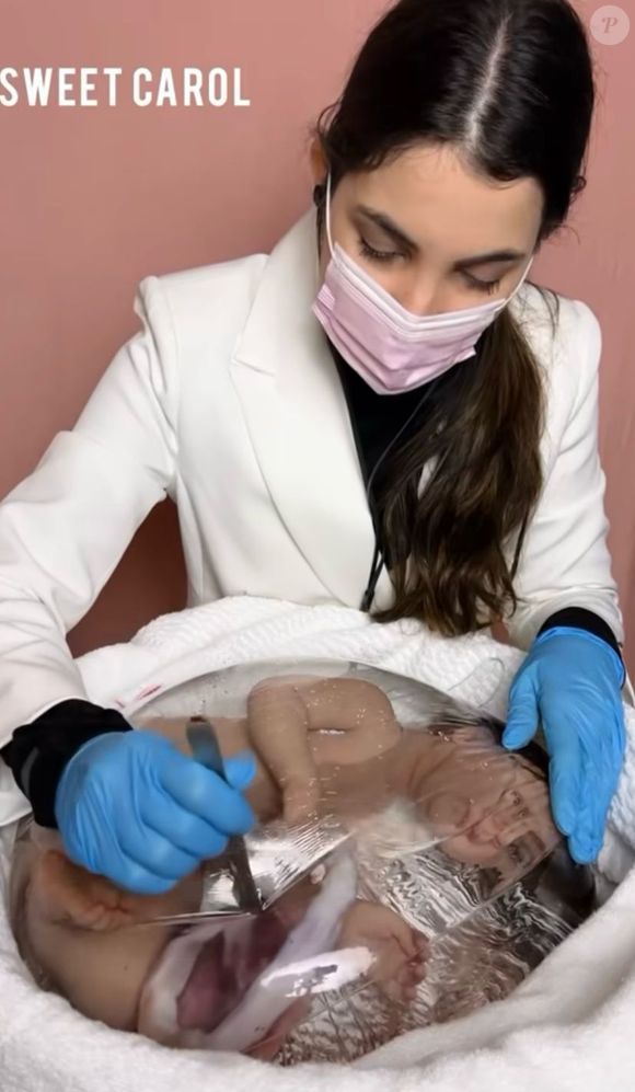 Carol Sweet simula parto completo com bisturi, placenta e líquido amniótico em vídeo que virou fenômeno digital.