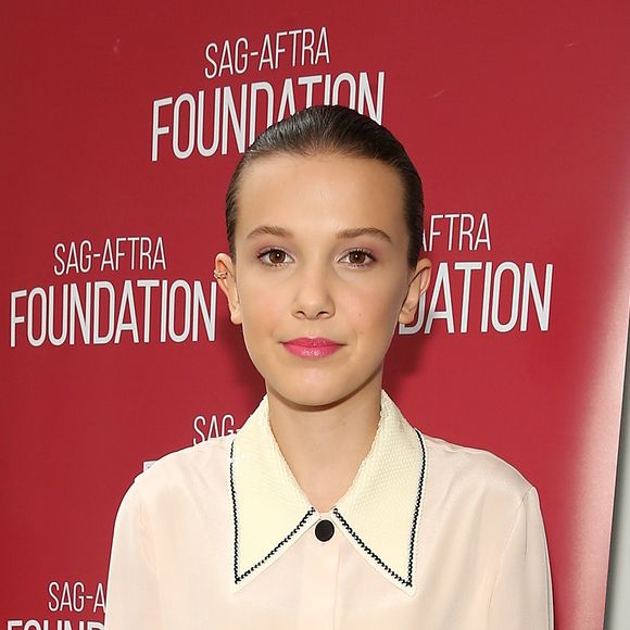 Millie Bobby Brown, quando pré-adolescente, investia bastante em cores claras