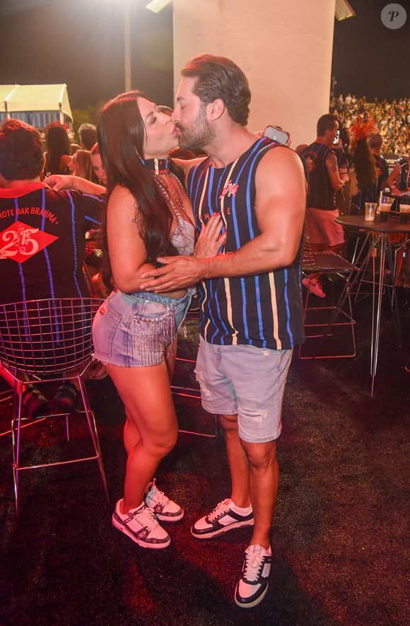 Carnaval 2025 tem beijo de Sylvia Design no namorado