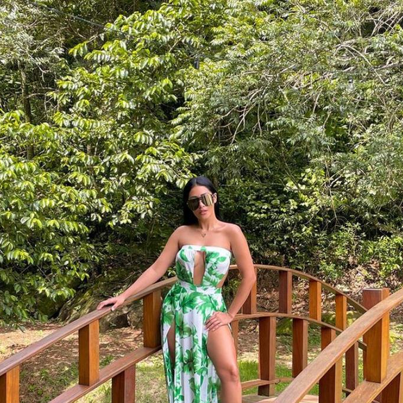 Simaria é fã de vestido longo estampado: neste da foto, ela combinou branco com verde