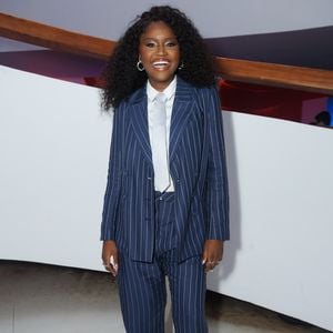 A apresentadora Kenya Sade apostou em alfaiataria azul sofisticada de no Upfront 2026 da Globo