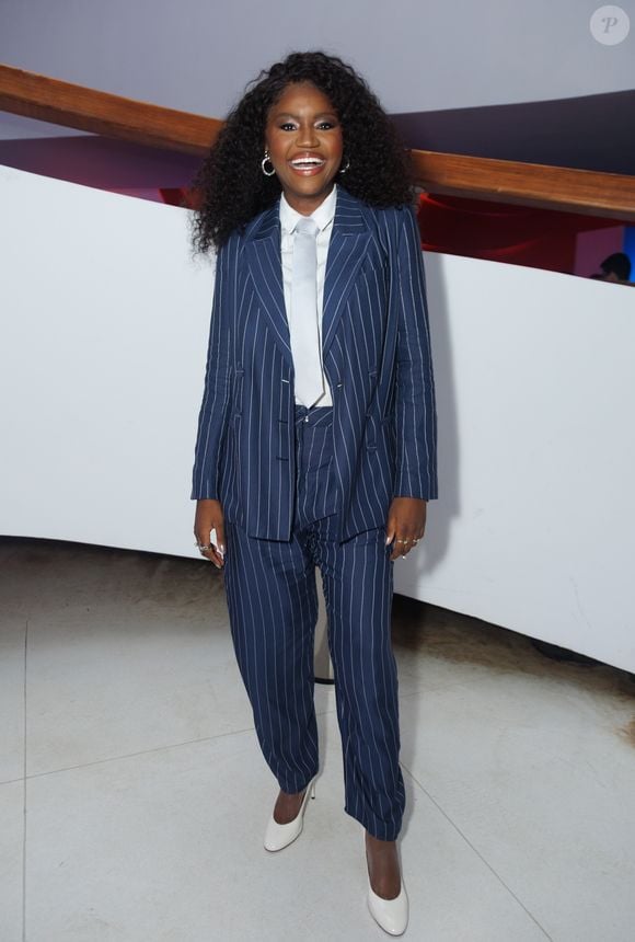 A apresentadora Kenya Sade apostou em alfaiataria azul sofisticada de no Upfront 2026 da Globo